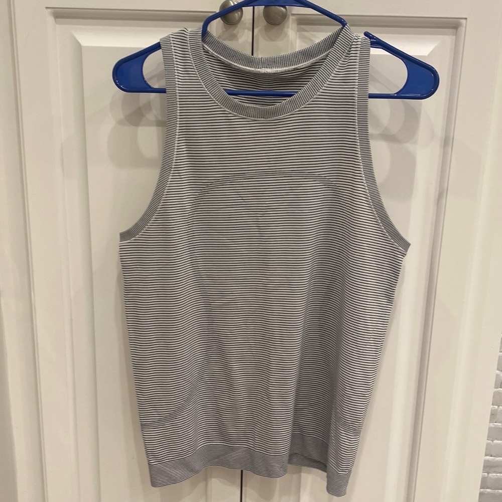 Lululemon swiftly tech, loose fitting